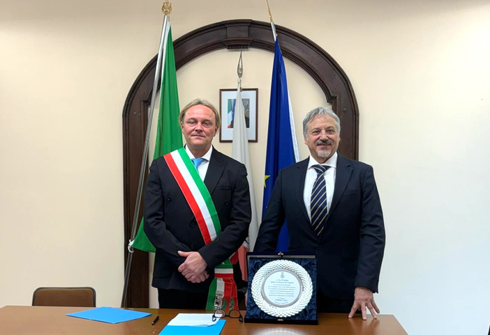 Il viceprefetto D'Angelo, a destra, riceve la cittadinanza onoraria di Roburent dal sindaco Negro Il viceprefetto D'Angelo, a destra, riceve la cittadinanza onoraria di Roburent dal sindaco Negro