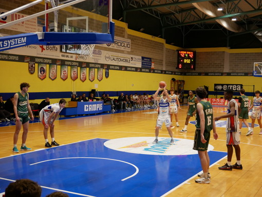 BASKET / La S. Bernardo Campus compie l'impresa: battuta la capolista CUS Torino 77-72 BASKET / La S. Bernardo Campus compie l'impresa: battuta la capolista CUS Torino 77-72