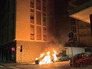 L'auto divorata dalle fiamme in via Meucci L'auto divorata dalle fiamme in via Meucci
