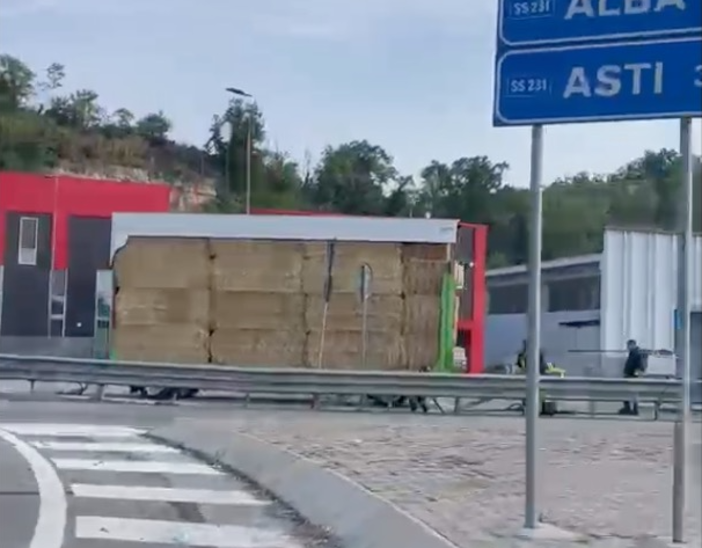 Dischi dei freni si surriscaldano, rischia di andare a fuoco un rimorchio carico di fieno