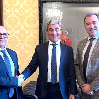 Da sinistra il presidente di Confapi Cuneo Massimo Marengo, il prefetto Mariano Savastano e il vicepresidente del sodalizio Magno Garro