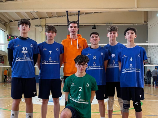 Da sinistra Lorenzo Miretti, Nicolò Lisa, Andrea Testa (allenatore), Denis Paoletti, Andrea Turkaj, Carlo Paz y Mino Ruales, Gabriele Vivalda (maglia verde)