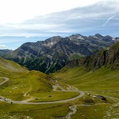 Una veduta panoramica della strada del Colle dell'Agnello (foto Provincia di Cuneo) Una veduta panoramica della strada del Colle dell'Agnello (foto Provincia di Cuneo)