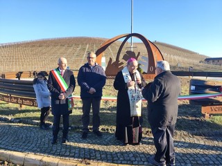 Nelle foto alcuni momenti dell'inaugurazione e della presentazione tenuta presso la cantina Terre del Barolo