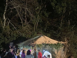 Alcuni momenti dell'emozionante serata dedicata alla passeggiata notturna nel bosco del Merlino a Caramagna, guidata dai cacciatori e animata dalla compagnia teatrale &quot;Le ragazze dell'Unitre&quot;