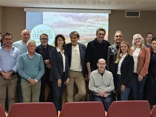 I gruppi dei partecipanti alle Assemblee del Consorzio Turistico e del Consorzio Piccole Strutture I gruppi dei partecipanti alle Assemblee del Consorzio Turistico e del Consorzio Piccole Strutture
