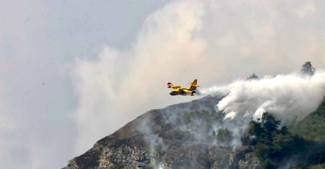 Nelle foto i Canadair in azione (Ph. Bluathomas, Instagram)