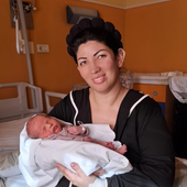 La paziente presa in cura dall'ospedale Sant'Anna col piccolo Riccardo, suo terzogenito La paziente presa in cura dall'ospedale Sant'Anna col piccolo Riccardo, suo terzogenito