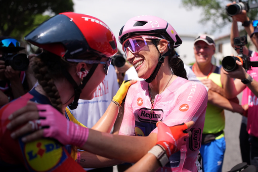 Elisa Balsamo con la maglia rosa, nel maggio scorso