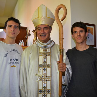 In foto il cardinale Roberto Repole con giovani braidesi
