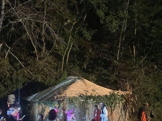 Alcuni momenti dell'emozionante serata dedicata alla passeggiata notturna nel bosco del Merlino a Caramagna, guidata dai cacciatori e animata dalla compagnia teatrale &quot;Le ragazze dell'Unitre&quot;