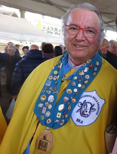 Giacomo Berrino nei paludamenti di gran maestro della Confraternita della Salsiccia di Bra Giacomo Berrino nei paludamenti di gran maestro della Confraternita della Salsiccia di Bra