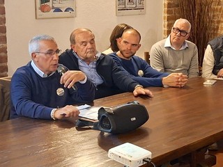 Nelle foto alcuni momenti della serata di presentazione tenuta all'agriturismo Gallina