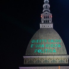 31 luglio: la scritta proiettata sulla facciata della Mole Antonelliana a Torino dal movimento Extinction Rebellion