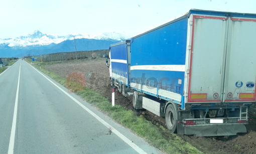Autoarticolato esce di strada sulla Provinciale tra Saluzzo e Savigliano