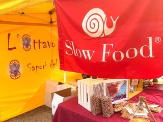 Mieli, confetture, farine, carni, frutta e verdura, tutti di alta qualità e provenienti dal Roero Mieli, confetture, farine, carni, frutta e verdura, tutti di alta qualità e provenienti dal Roero