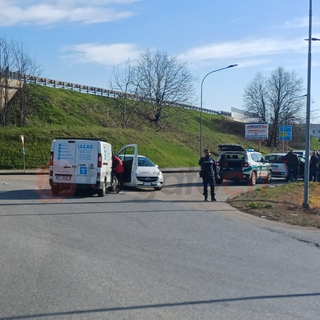 Scontro tra auto e furgone in via Savigliano a Roreto di Cherasco
