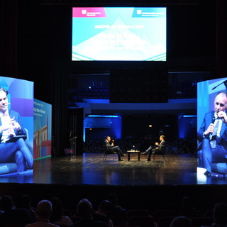 Il presidente nazionale di Confindustria Emanuele Orsini sul palco del Teatro Sociale di Alba