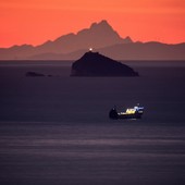 Fabio Longaron e gli scatti che dividono il web: la surreale immagine del Re di Pietra scattata a 269km di distanza