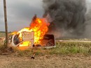Il mezzo in fiamme dopo l'incidente