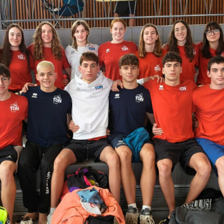 I cinque portacolori della ValleBelbo Sport con il Team Dimensione Nuoto