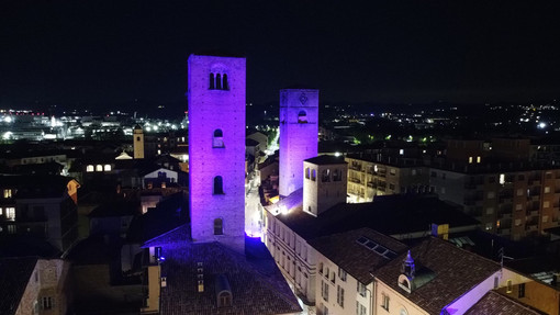 Alba aderisce alla Giornata Mondiale sulla Fibromialgia con monumenti illuminati e una nuova panchina viola