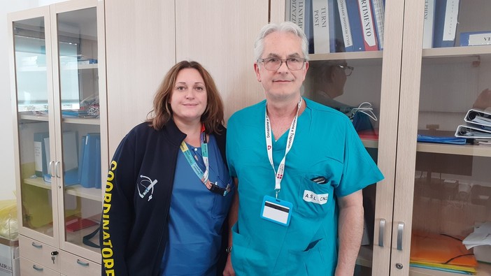 La coordinatrice infermieristica Delphine Herby e il dottor Graziano Carlidi, referente dell’attività di coordinamento del prelievo d’organo La coordinatrice infermieristica Delphine Herby e il dottor Graziano Carlidi, referente dell’attività di coordinamento del prelievo d’organo