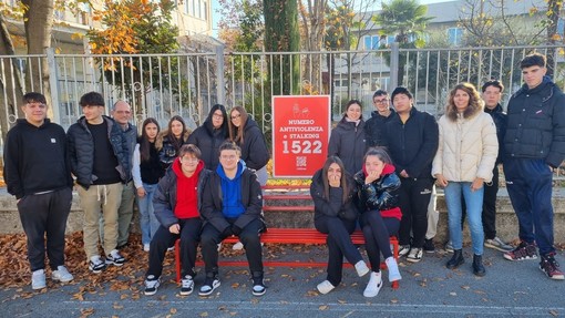 In foto la panchina rossa inaugurata ai Salesiani di Bra, simbolo del 25 novembre e della lotta alla violenza di genere