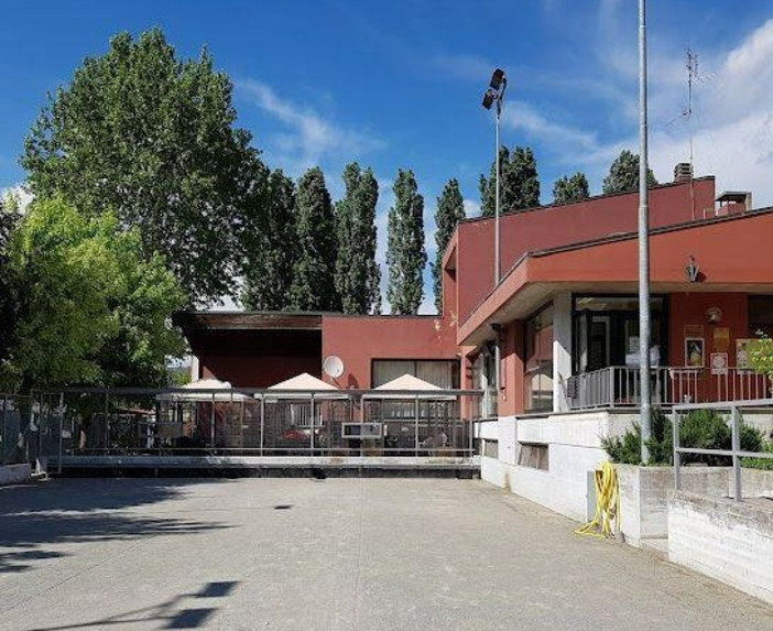 L'ingresso della Bocciofila Albese con il campo esterno