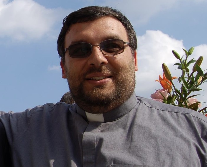 Don Roberto Robella (foto tratta da facebook) Don Roberto Robella (foto tratta da facebook)