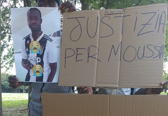 Un'immagine della protesta tenuta a Saluzzo dopo la morta di Moussa Dembelé (dalla pagina Facebook "Enough is Enough - braccianti in lotta Saluzzo") Un'immagine della protesta tenuta a Saluzzo dopo la morta di Moussa Dembelé (dalla pagina Facebook "Enough is Enough - braccianti in lotta Saluzzo")