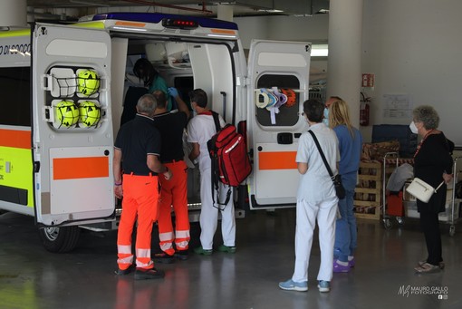 Nella foto di Mauro Gallo le operazioni di trasbordo delle ultime attrezzature e dei pazienti dagli ospedali di Alba e Bra a quello di Verduno: era il 20 luglio 2020