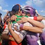 L'abbraccio delle atlete a Saluzzo all'arrivo del Giro d'Italia Women L'abbraccio delle atlete a Saluzzo all'arrivo del Giro d'Italia Women
