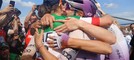L'abbraccio delle atlete a Saluzzo all'arrivo del Giro d'Italia Women