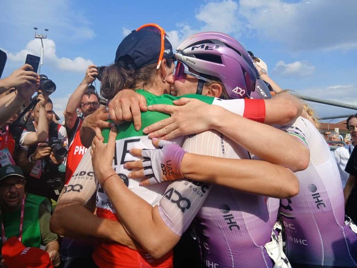 L'abbraccio delle atlete a Saluzzo all'arrivo del Giro d'Italia Women L'abbraccio delle atlete a Saluzzo all'arrivo del Giro d'Italia Women