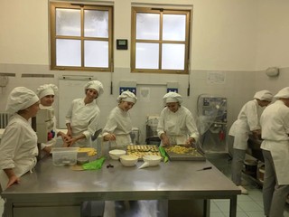 Un gruppo di allievi dell'Alberghiero impegnati nella preparazione della pasticceria