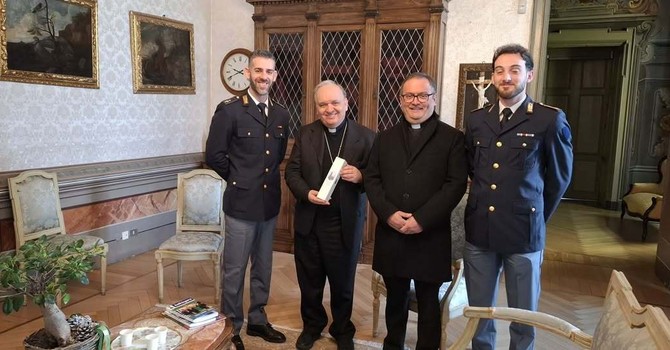 Ad Alba consegnato al vescovo l’olio di Capaci: memoria e fede nella Messa Crismale