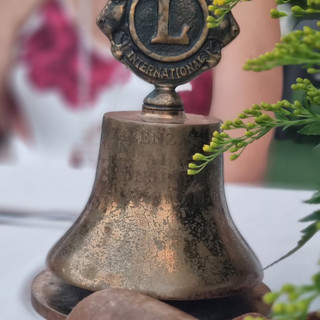Campana e martelletto in accezione Lions