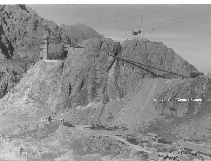 Il rifugio Genova durante il cantiere della diga del Chiotas