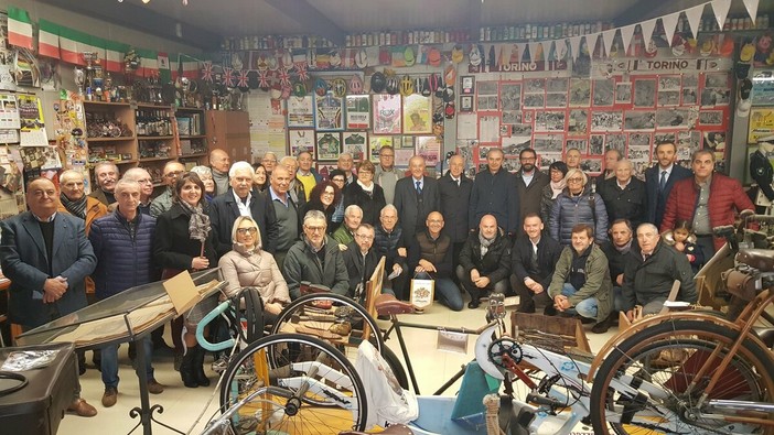 Foto di repertorio di amici e soci nella vecchia sede del Museo della bicicletta di Bra