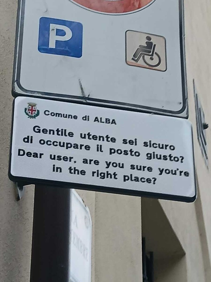 I cartelli negli stalli per disabili nei parcheggi di Alba