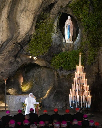 Papa Leone sosta in preghiera davanti alla Madonna di Lourdes