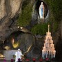 Papa Leone sosta in preghiera davanti alla Madonna di Lourdes Papa Leone sosta in preghiera davanti alla Madonna di Lourdes