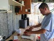 Ermanno prepara le fragole per un cliente