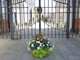 A Dogliani l'amministrazione depone fiori davanti al cimitero per ricordare e onorare i defunti