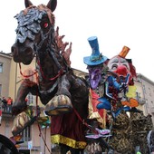 Gruppi e carri dalla Granda e dal Torinese colorano il Carnevale di Mondovì [FOTO E VIDEO]