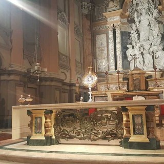 L'adorazione eucaristica nel Tempio di San Paolo, ad Alba