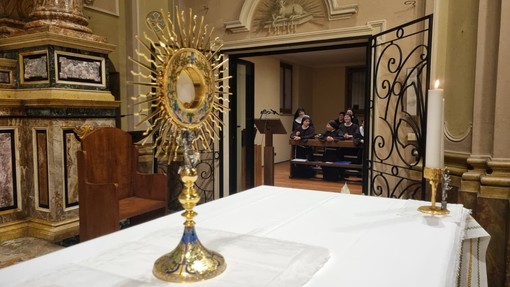 Adorazione eucaristica nella chiesa delle Clarisse, a Bra