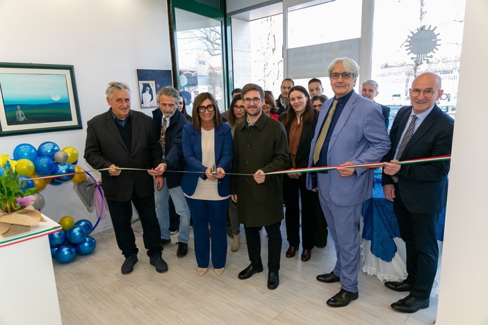 Alba, l'esposizione del pittore Franco Gotta inaugura gli uffici della NESS