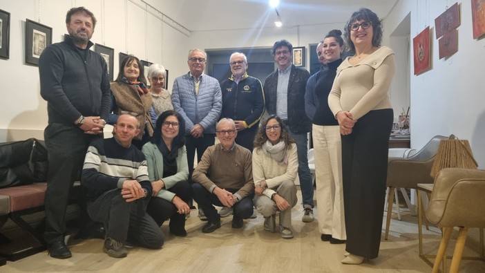 Andrea Molineris con gli amici del Caffè letterario di Albedo e soci Leo e Lions Andrea Molineris con gli amici del Caffè letterario di Albedo e soci Leo e Lions